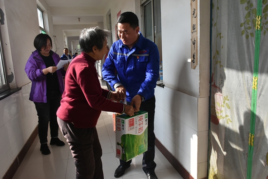 集團機關黨支部到南韓村老年幸福院獻愛心12