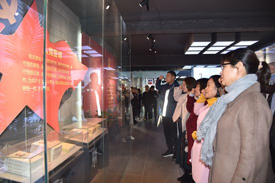 羅村鎮(zhèn)黨委、村域黨支部到重山文化館開(kāi)展“不忘初心 牢記使命”主題教育活動(dòng)80