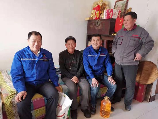 節(jié)前送溫暖 真情暖人心 —魯中水泥黨支部走訪慰問南韓村高齡老人35