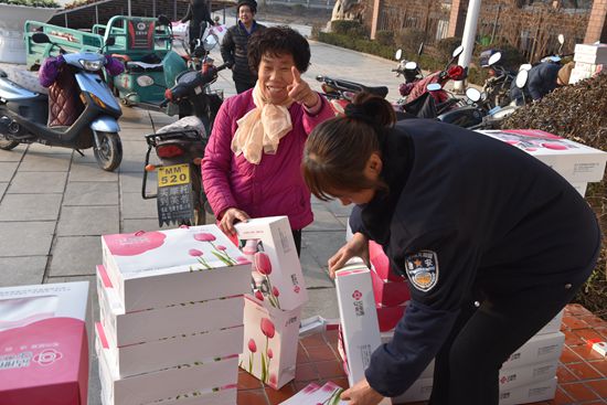 重山集團(tuán)2020致良知在路上--重山集團(tuán)為南韓村星級(jí)文明戶發(fā)放獎(jiǎng)品（一）48