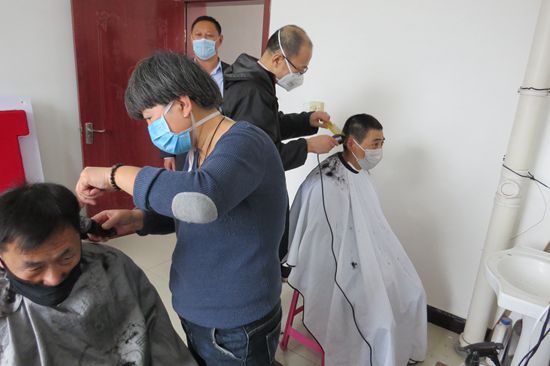 心系員工踐良知 理發(fā)進(jìn)廠暖人心42