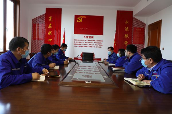 腳踏實(shí)地守初心  立足崗位履使命  ——重山光電、集團(tuán)機(jī)關(guān)黨支部組織召開一季度黨員大會(huì)59