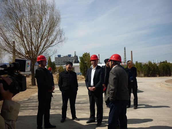 旗領(lǐng)導到鵬峰化工視察指導工作20