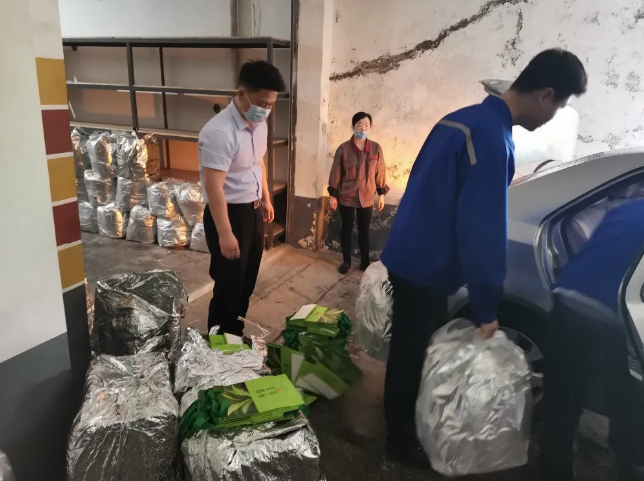 集團工會(huì )發(fā)放夏季降溫茶48