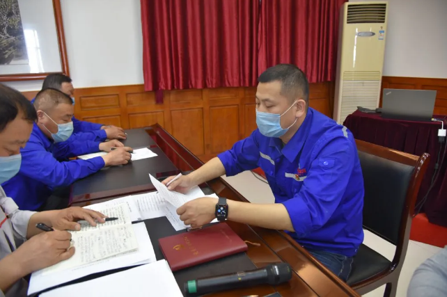 集團機關(guān)、魯中水泥黨支部召開(kāi)入黨積極分子推選會(huì )議57