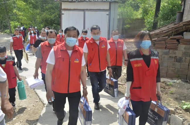 魯中水泥黨支部組織敬老愛(ài)老公益活動(dòng)12