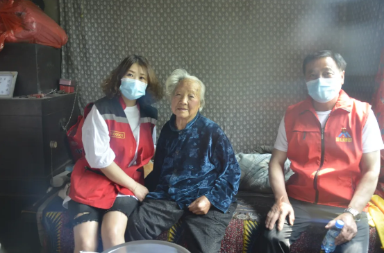 魯中水泥黨支部組織敬老愛(ài)老公益活動(dòng)12