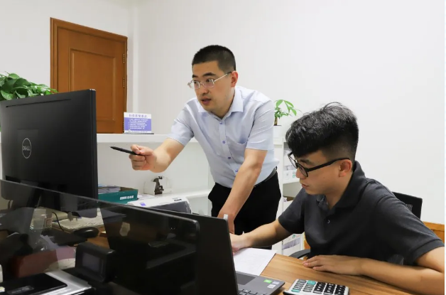 【重山人?重山事】勇于擔當做最好的自己 ——記重山光電財務(wù)部經(jīng)理杜巖70