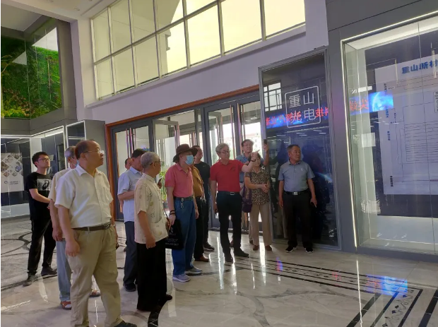 淄川區部分文化界人士到重山集團參觀(guān)調研40