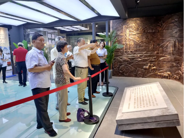 淄川區部分文化界人士到重山集團參觀(guān)調研40