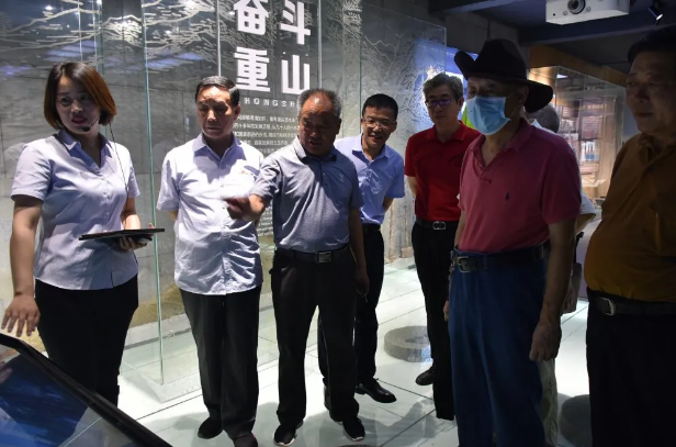 淄川區部分文化界人士到重山集團參觀(guān)調研40