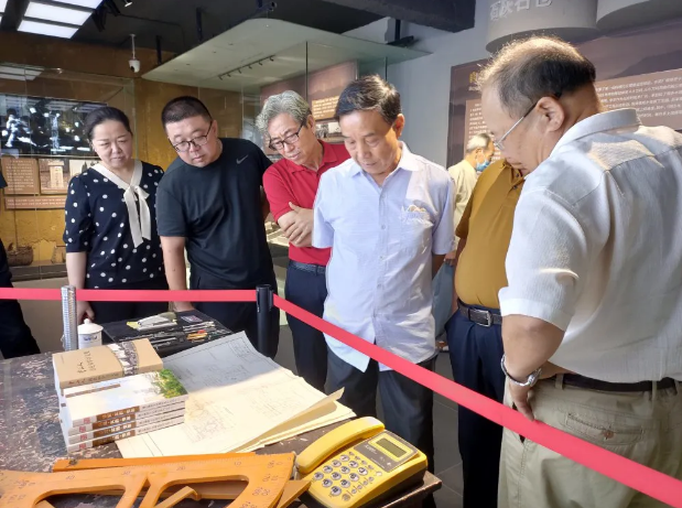 淄川區部分文化界人士到重山集團參觀(guān)調研40