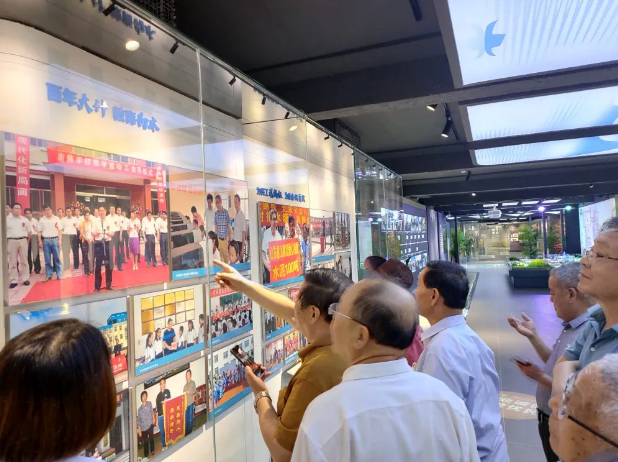 淄川區部分文化界人士到重山集團參觀(guān)調研40