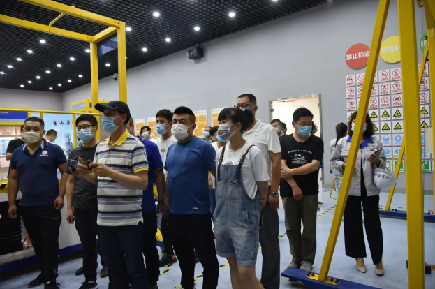 羅村鎮“智慧安監系統”推進(jìn)會(huì )在集團召開(kāi)34