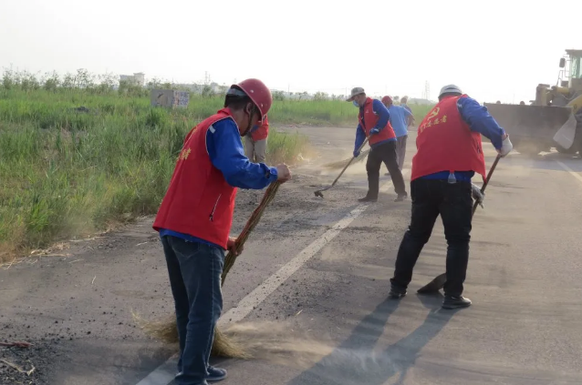 黃驊黨員講奉獻 義務(wù)勞動(dòng)慶七一7