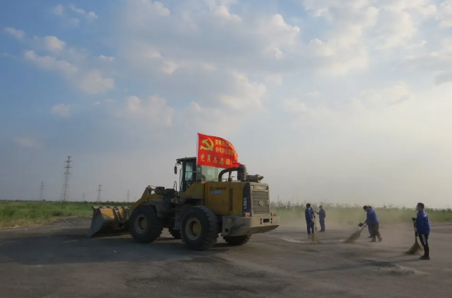 黃驊黨員講奉獻 義務(wù)勞動(dòng)慶七一7