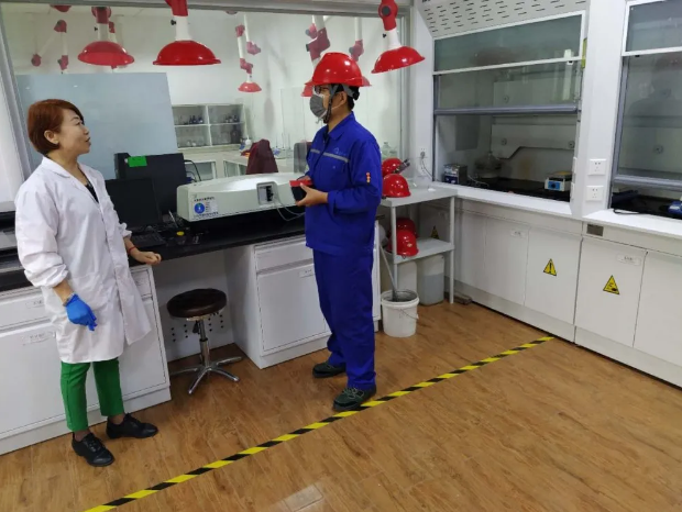 送黨章  學(xué)黨章  守黨章 ——重山光電黨支部開(kāi)展主題黨日活動(dòng)47