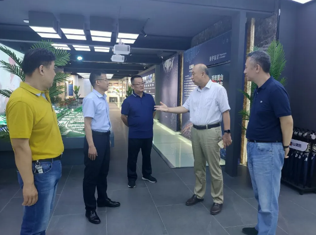 山東省水泥質(zhì)量監督檢驗站站長(cháng)李峰到集團調研97