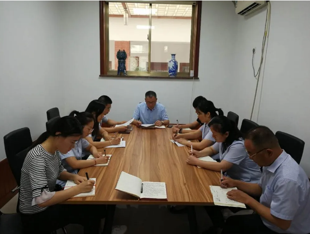 財務(wù)中心召開(kāi)工作會(huì )議14