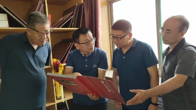 市檔案館領(lǐng)導到集團調研指導工作81