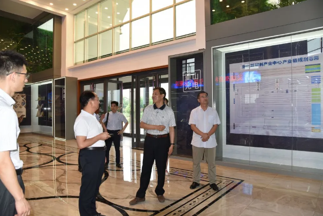市工信局副局長(cháng)邱萬(wàn)勇到集團調研指導工作32