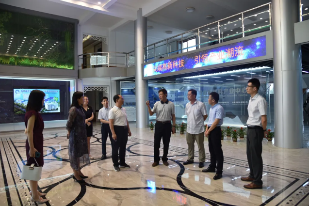 市工信局副局長(cháng)邱萬(wàn)勇到集團調研指導工作32