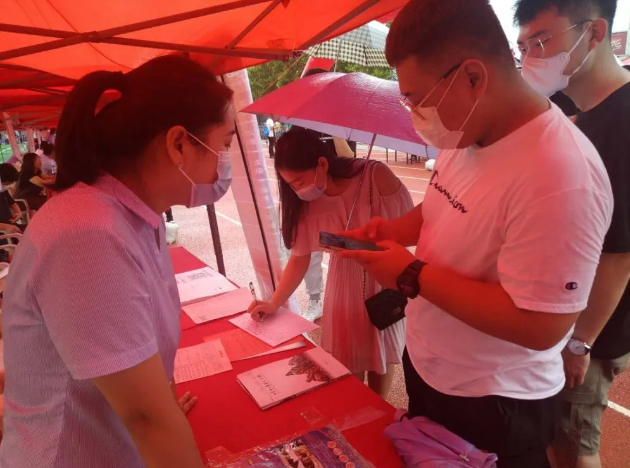 集團組織參加淄川區夏季人才招聘會(huì )75