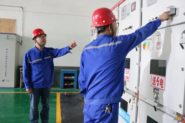 【重山人?重山事】奮斗的青春最美麗 ——記魯蒙水泥電氣車(chē)間主任張嘎44