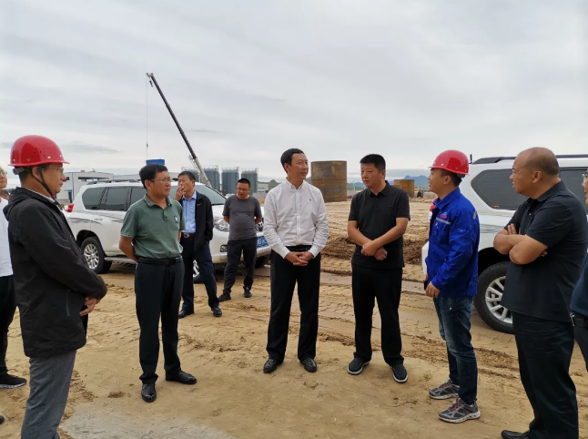 巴林左旗旗長(cháng)孟和達來(lái)到鵬峰化工調研99