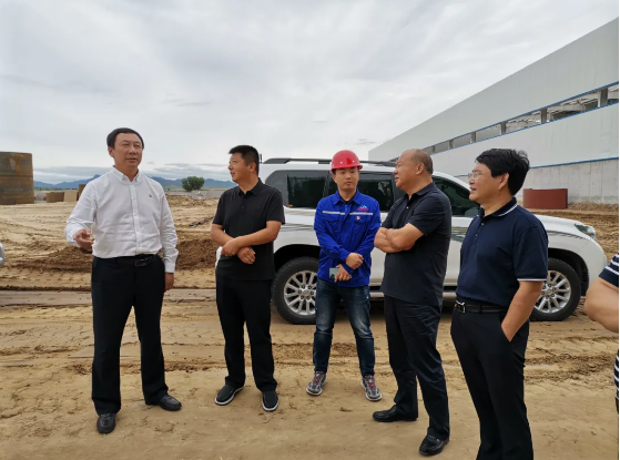 巴林左旗旗長(cháng)孟和達來(lái)到鵬峰化工調研99