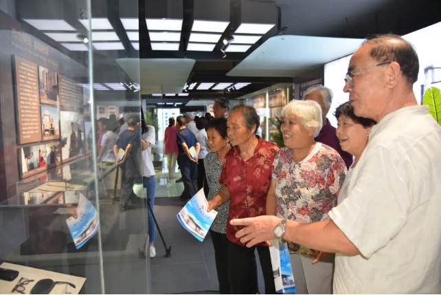 進(jìn)重山 看巨變 贏(yíng)未來(lái)14