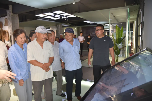 進(jìn)重山 看巨變 贏(yíng)未來(lái)14