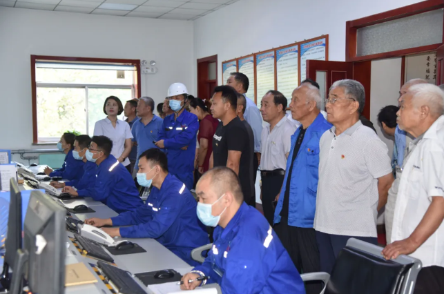 南韓村黨員走進(jìn)重山集團開(kāi)展主題黨日活動(dòng)99