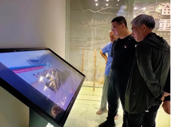 南韓村黨員走進(jìn)重山集團開(kāi)展主題黨日活動(dòng)99