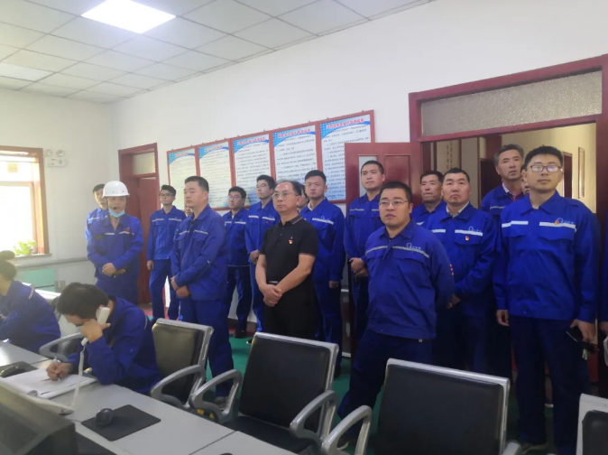 對標學(xué)習 淬煉黨性 ——重山光電黨支部開(kāi)展主題黨日活動(dòng) 為進(jìn)一步提升光電黨員干部綜合素質(zhì)，淬煉黨性，增強對企業(yè)的歸屬感和責任感。9月21日，重山光電黨支部組織黨員、入黨積極分子以13