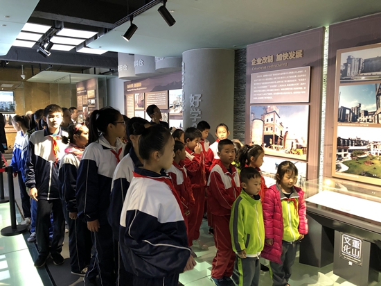 重山集團(tuán)參加羅村中心?！皭?ài)心助學(xué)”資助金發(fā)放儀式25